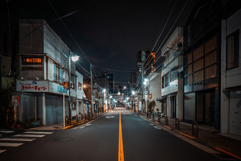 人通りが少なくなった深夜の街灯に照らされた道路